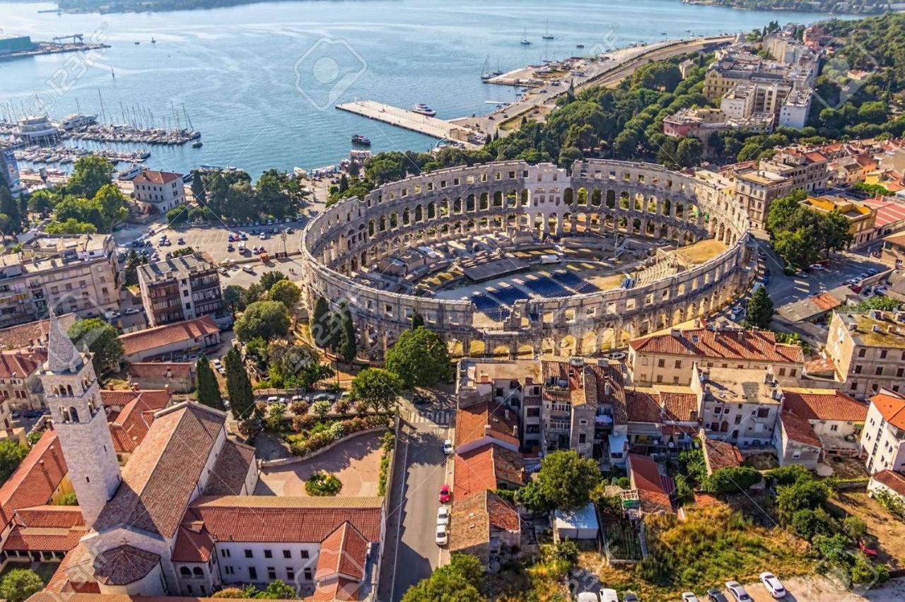 Domus Maximus Apartment Pula Bagian luar foto